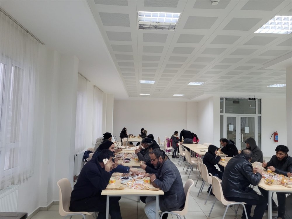 Mahsur kalan 80 yolcu bu kez lise yurduna yerleştirildi