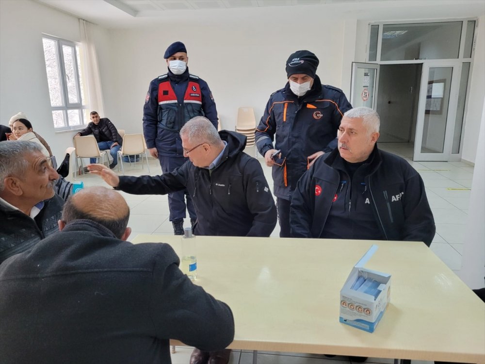 Mahsur kalan 80 yolcu bu kez lise yurduna yerleştirildi