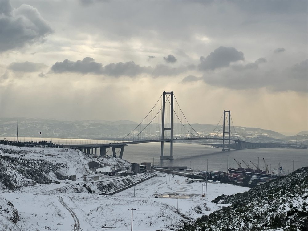 Osmangazi Köprüsü, kar yağışıyla harikulade görüntüye büründü