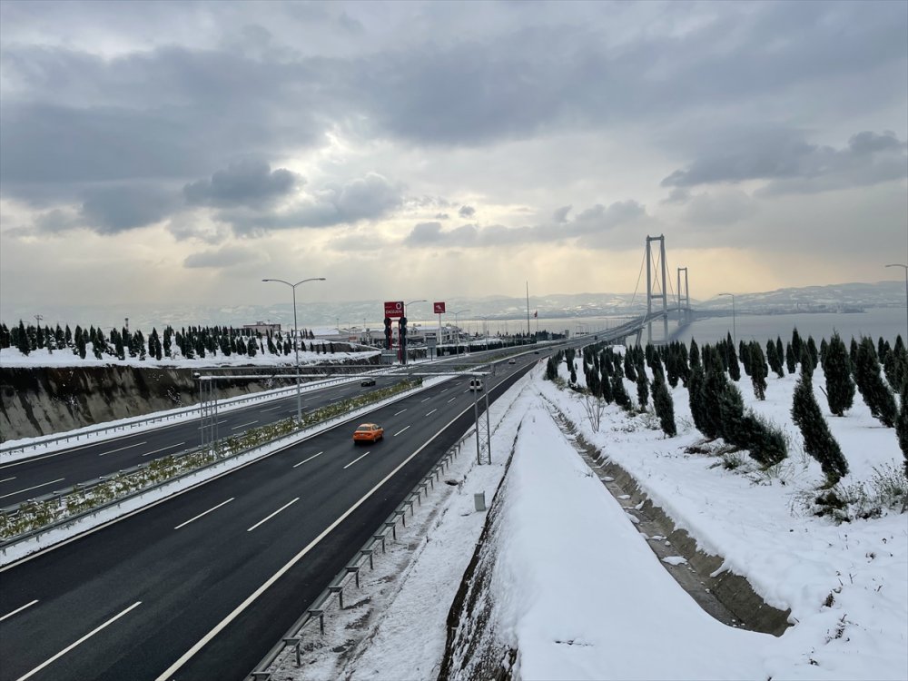 Osmangazi Köprüsü, kar yağışıyla harikulade görüntüye büründü