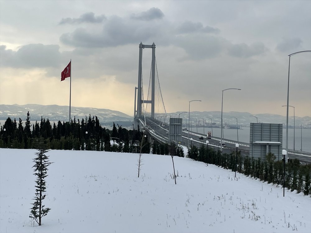Osmangazi Köprüsü, kar yağışıyla harikulade görüntüye büründü