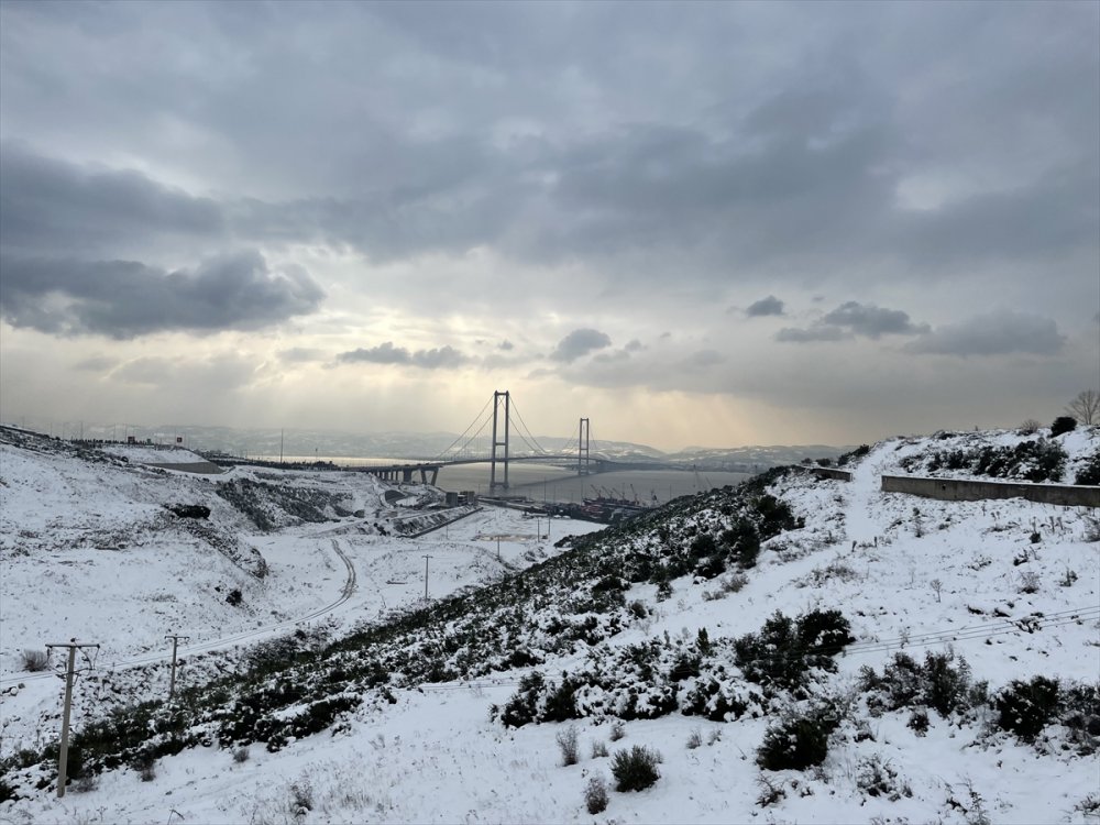 Osmangazi Köprüsü, kar yağışıyla harikulade görüntüye büründü
