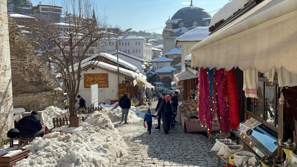 Güzel havayı fırsat bilenler Safranbolu'ya akın ettiler