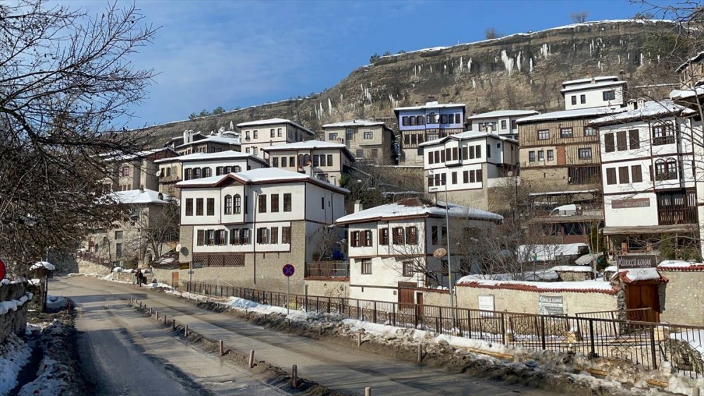 Güzel havayı fırsat bilenler Safranbolu'ya akın ettiler