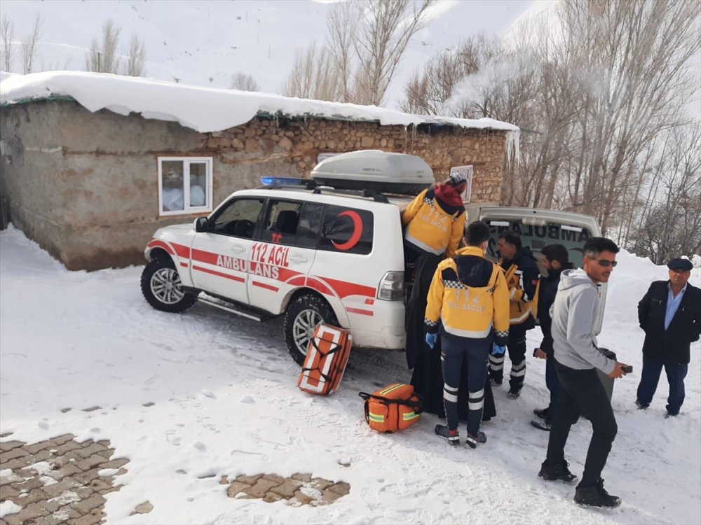 Siirt'te sancı çeken hamile, 3 saatlik çalışmayla hastaneye ulaştırıldı