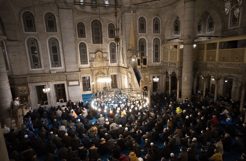 İstanbul'da Regaip Kandili dualarla idrak edildi