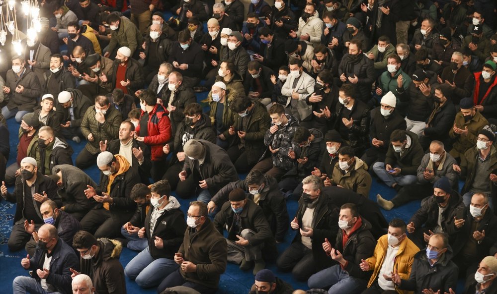 İstanbul'da Regaip Kandili dualarla idrak edildi