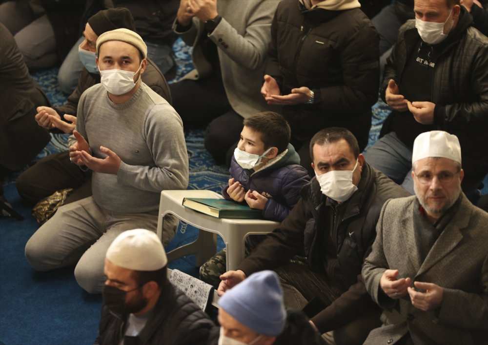 İstanbul'da Regaip Kandili dualarla idrak edildi