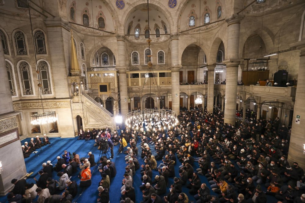 İstanbul'da Regaip Kandili dualarla idrak edildi
