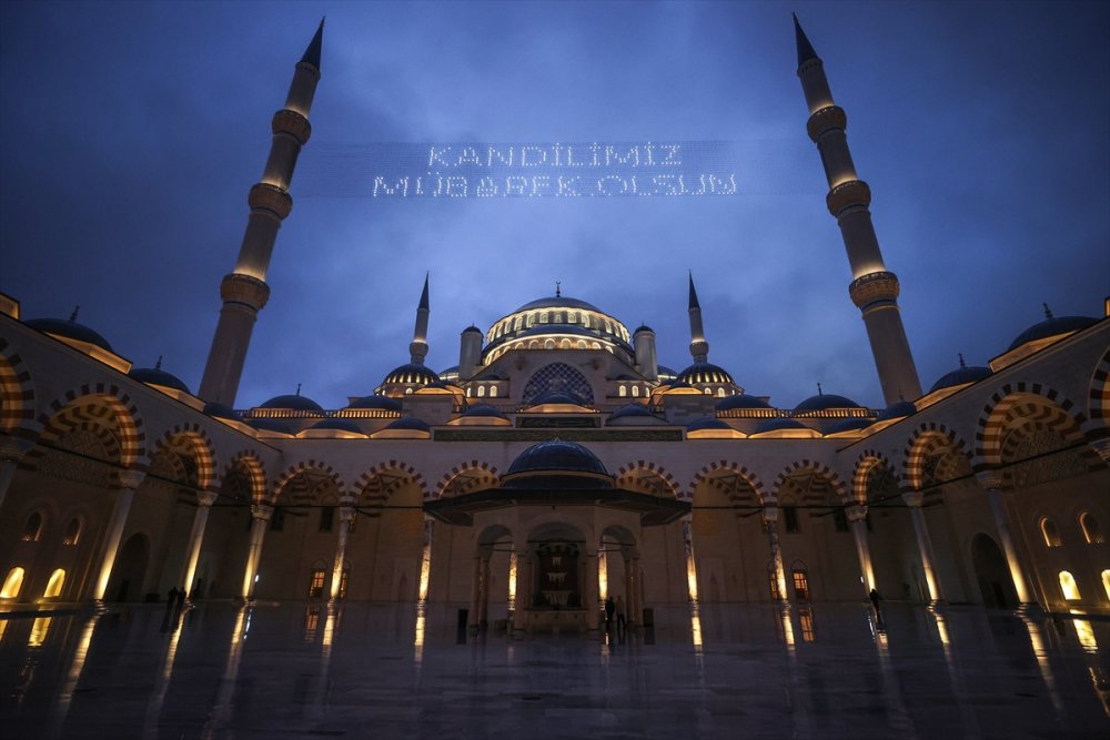 İstanbul'da Regaip Kandili dualarla idrak edildi