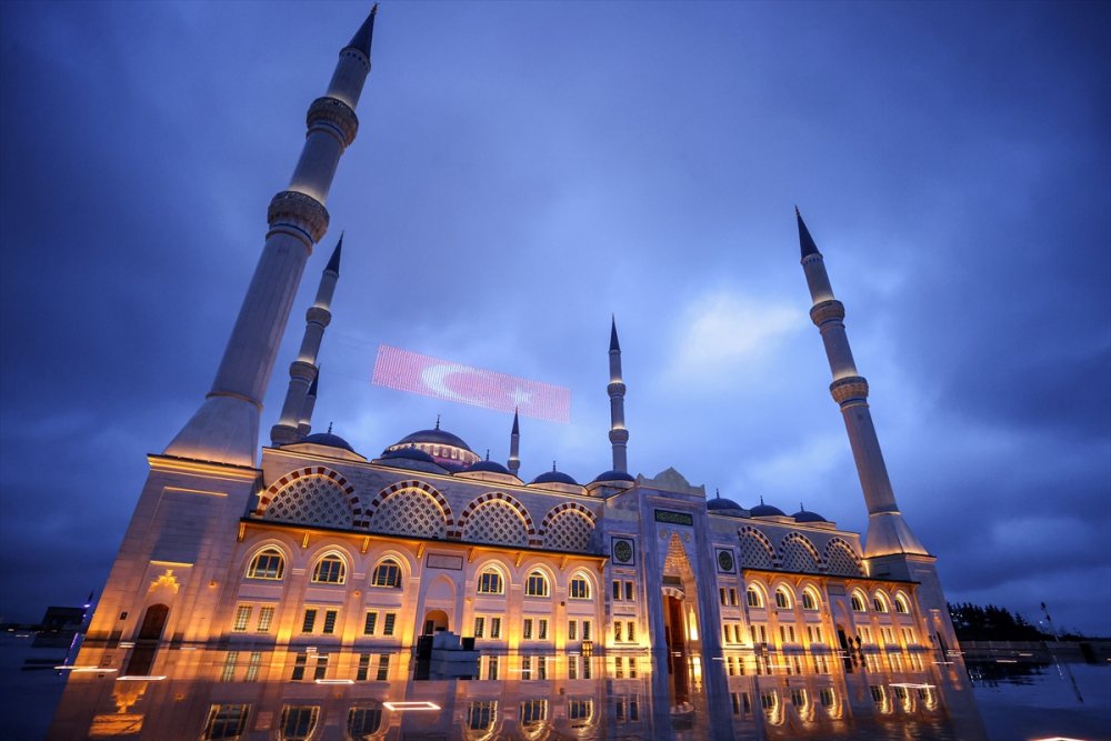 İstanbul'da Regaip Kandili dualarla idrak edildi