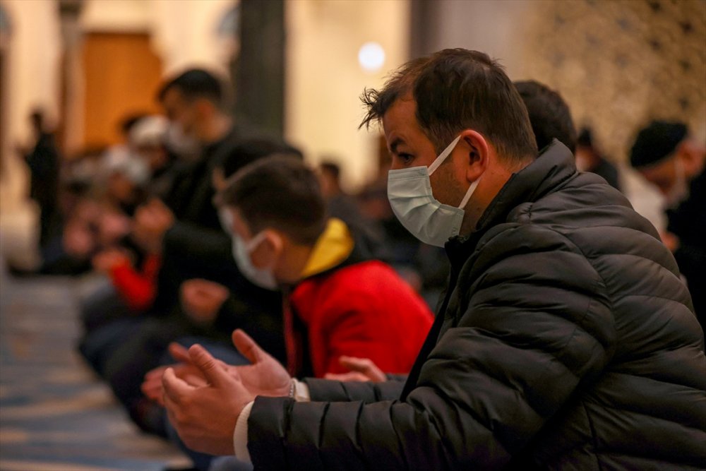 İstanbul'da Regaip Kandili dualarla idrak edildi