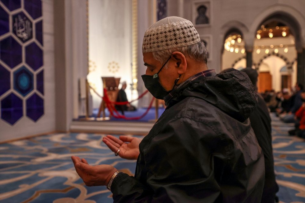 İstanbul'da Regaip Kandili dualarla idrak edildi