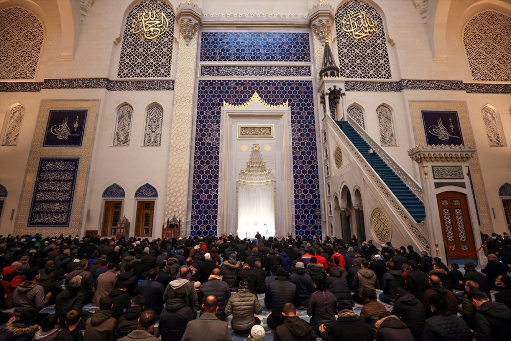 İstanbul'da Regaip Kandili dualarla idrak edildi