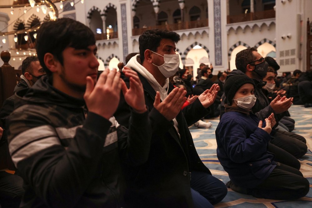 İstanbul'da Regaip Kandili dualarla idrak edildi