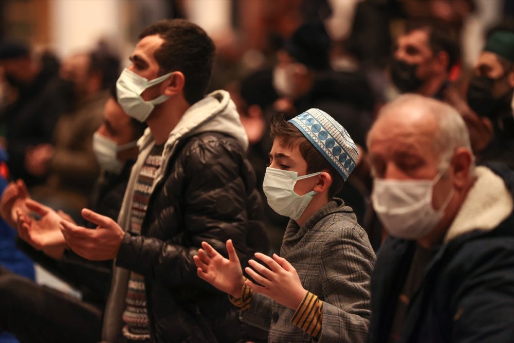 İstanbul'da Regaip Kandili dualarla idrak edildi