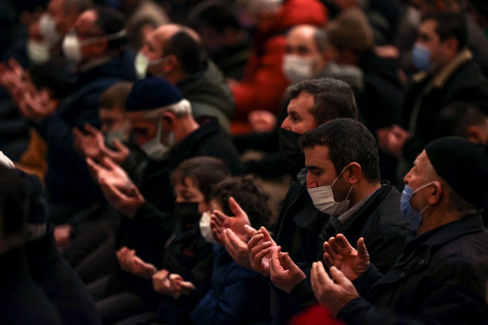 İstanbul'da Regaip Kandili dualarla idrak edildi