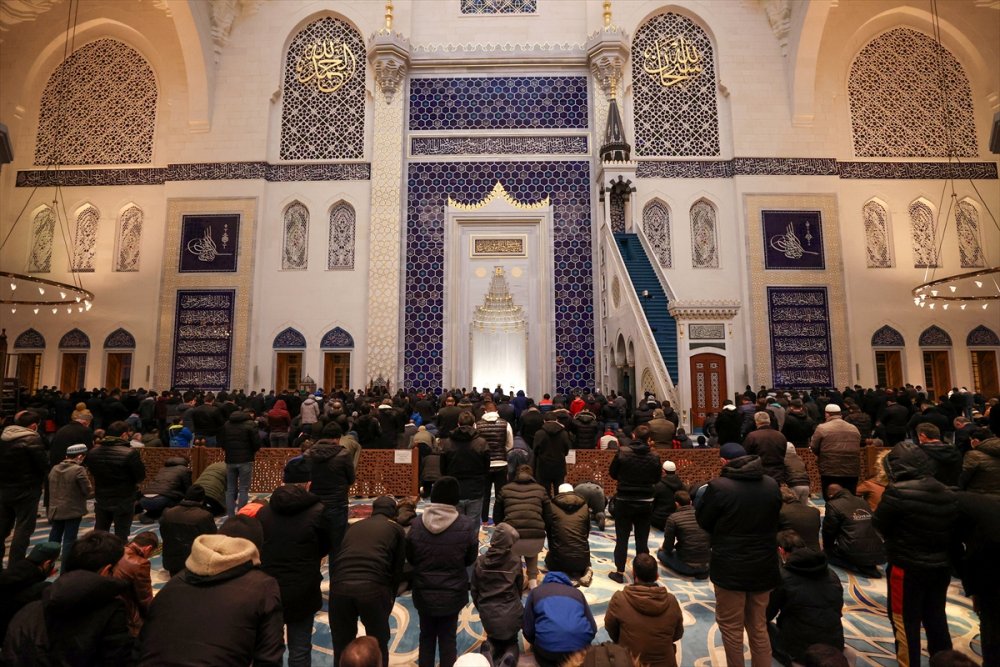 İstanbul'da Regaip Kandili dualarla idrak edildi