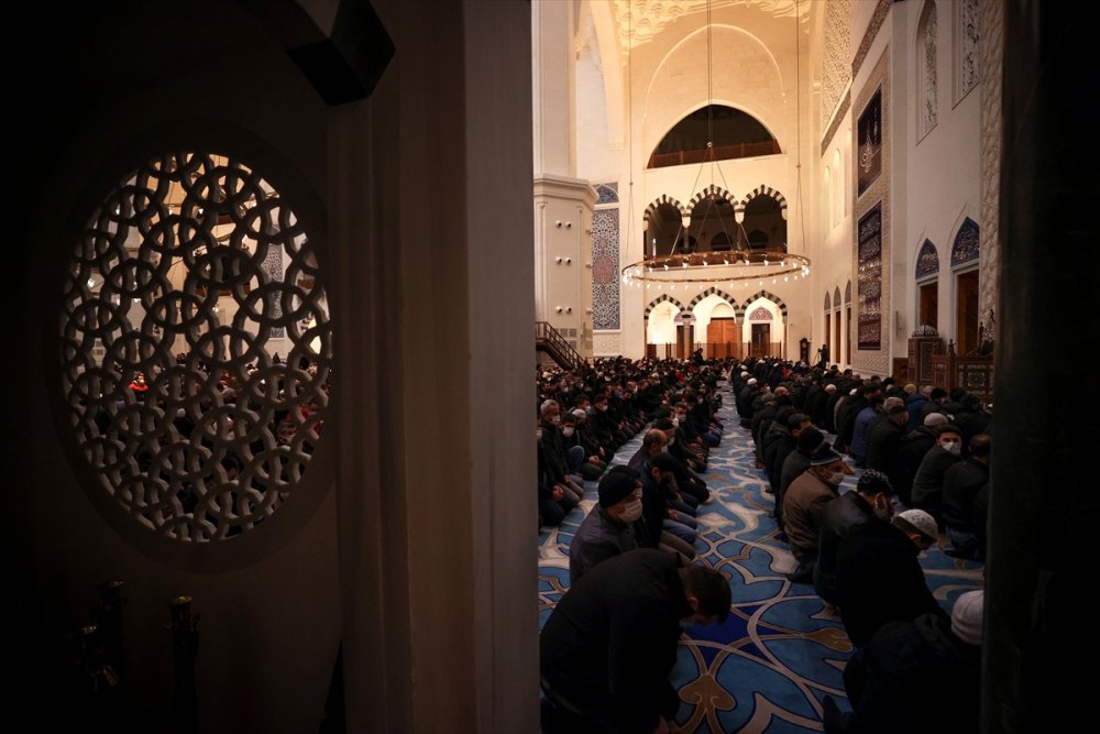 İstanbul'da Regaip Kandili dualarla idrak edildi