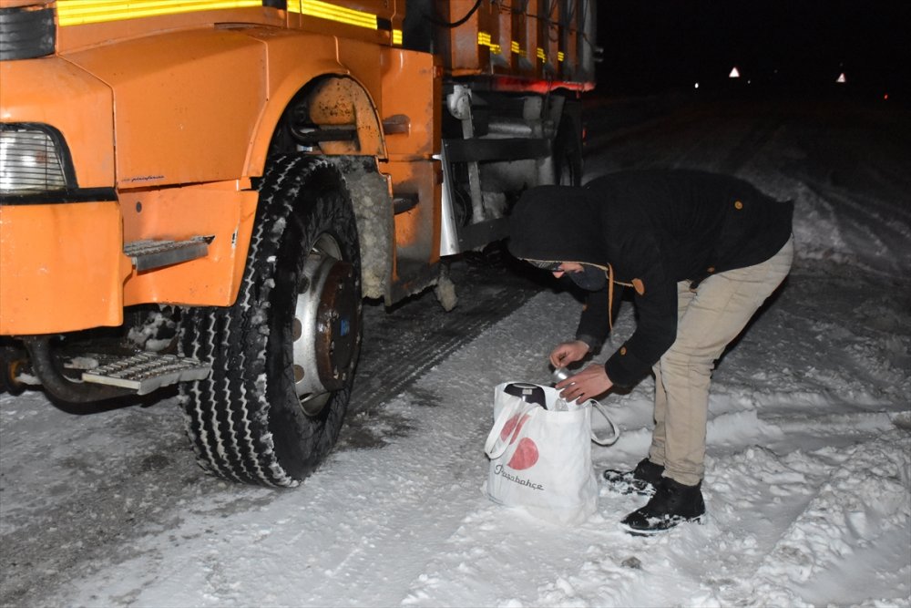 Afyon’da Köy imamı yolda mahsur kalan sürücülere çay ve bisküvi ikramında bulundu
