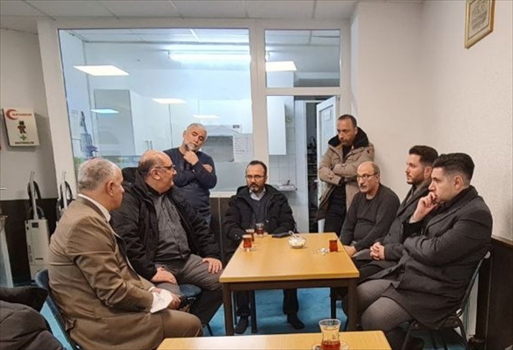 Almanya'nın Dortmund kentinde cami kapısına gamalı haç çizildi