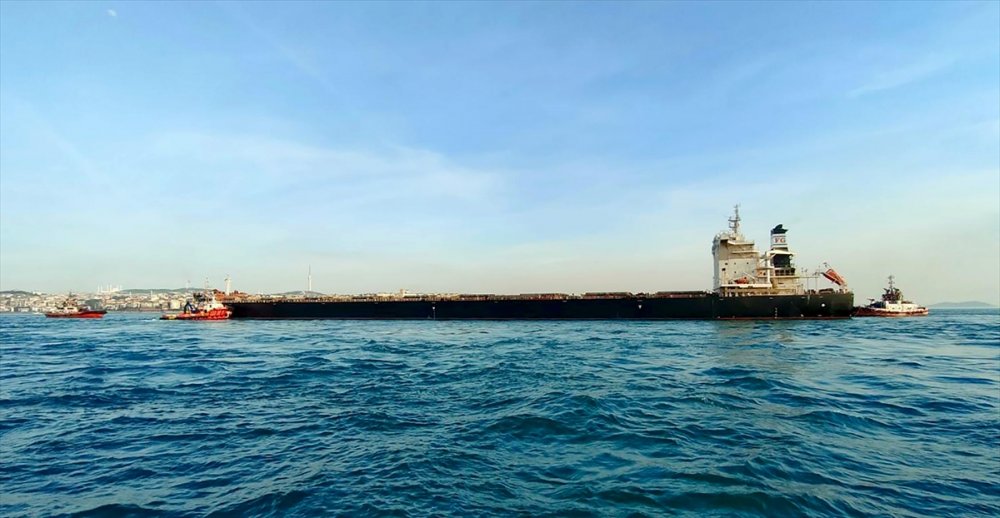 İstanbul Boğazı, arızalanan yük gemisi nedeniyle gemi trafiğine kapatıldı