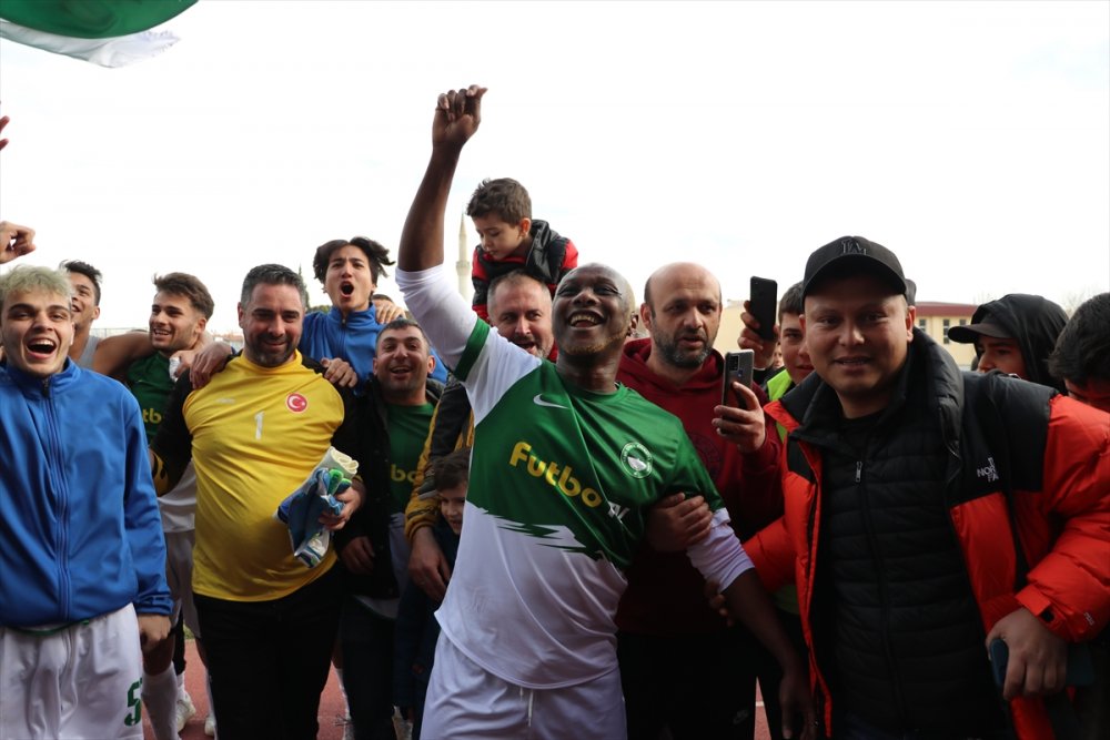 Trabzonspor'un eski yıldız futbolcusu İbrahim Yattara, sahalara döndü