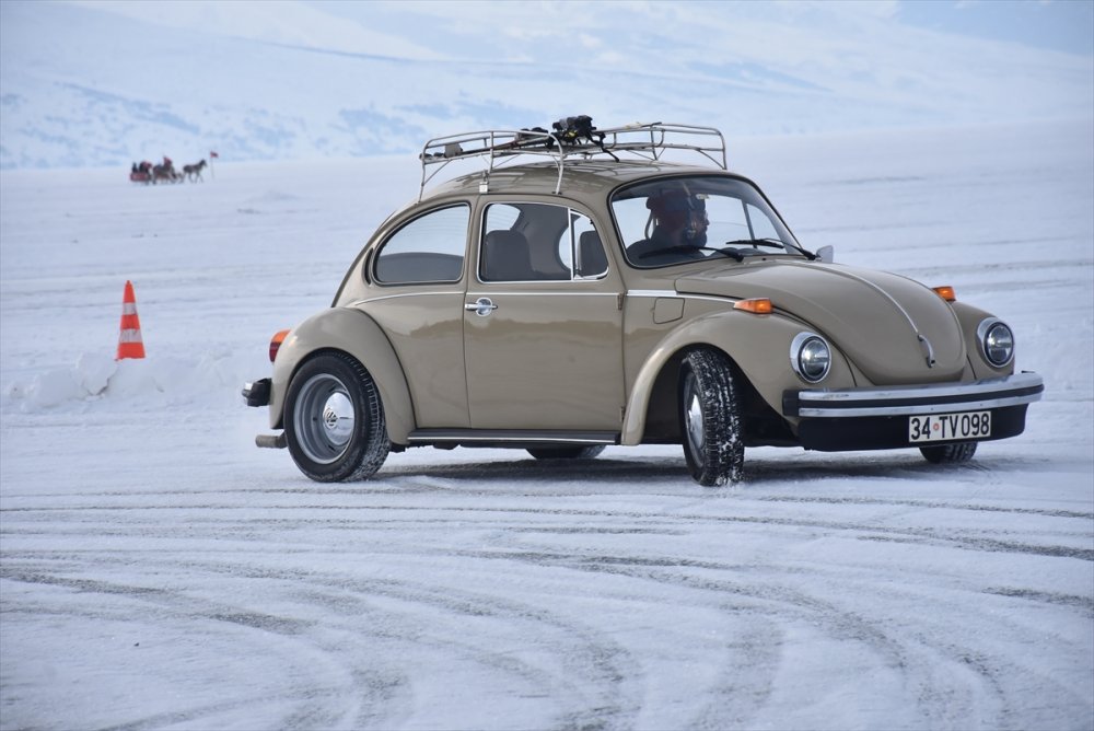 Buzda nasıl araba sürülür? Çıldır Gölünde sürücüler eğitim aldı