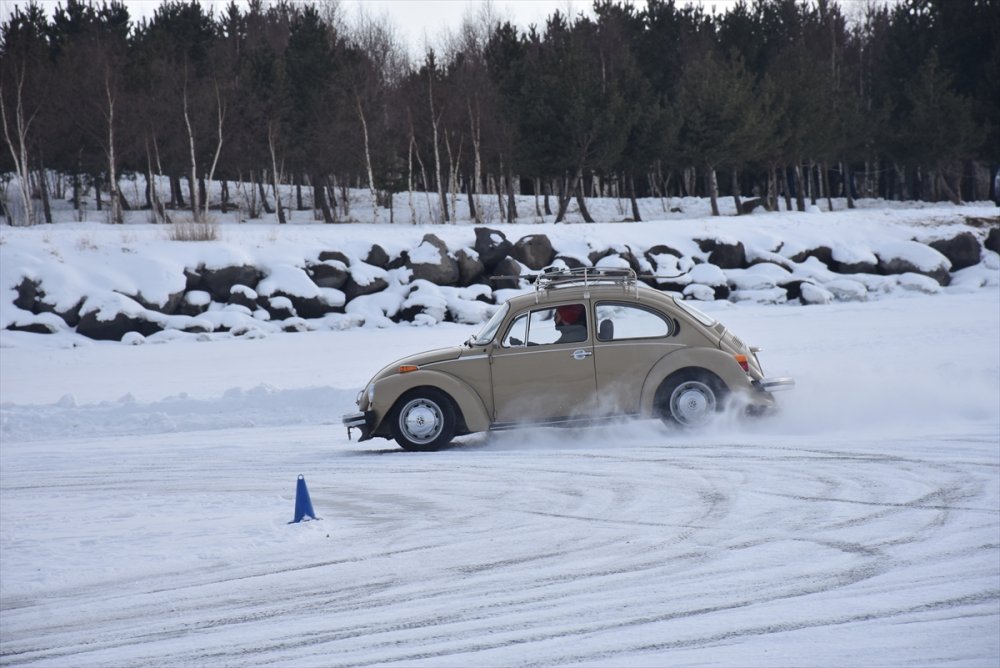 Buzda nasıl araba sürülür? Çıldır Gölünde sürücüler eğitim aldı