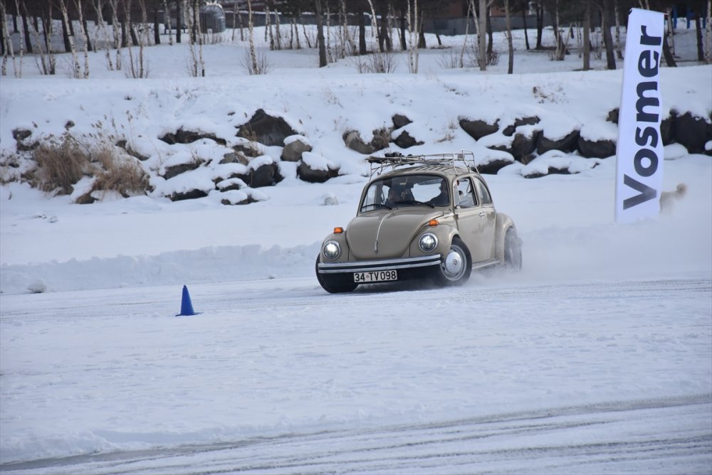 Buzda nasıl araba sürülür? Çıldır Gölünde sürücüler eğitim aldı