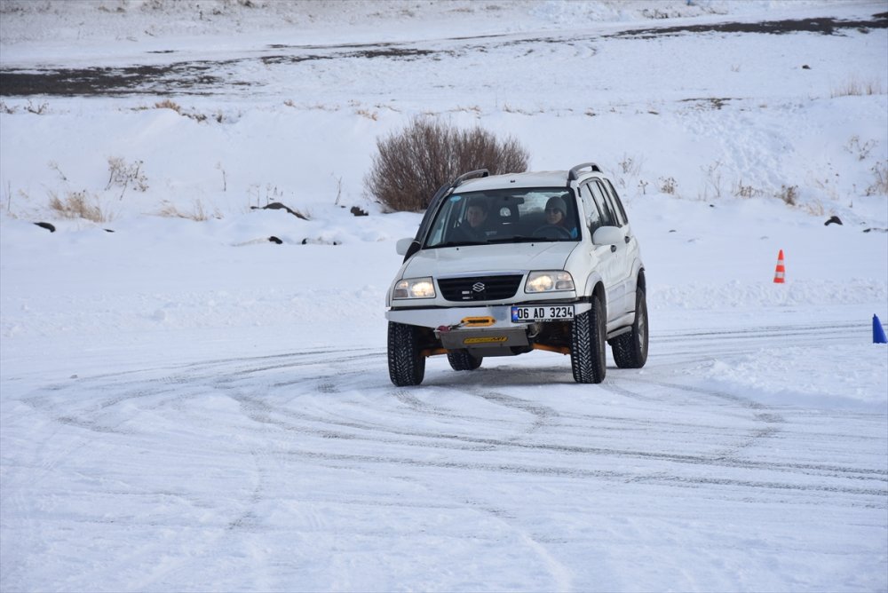 Buzda nasıl araba sürülür? Çıldır Gölünde sürücüler eğitim aldı