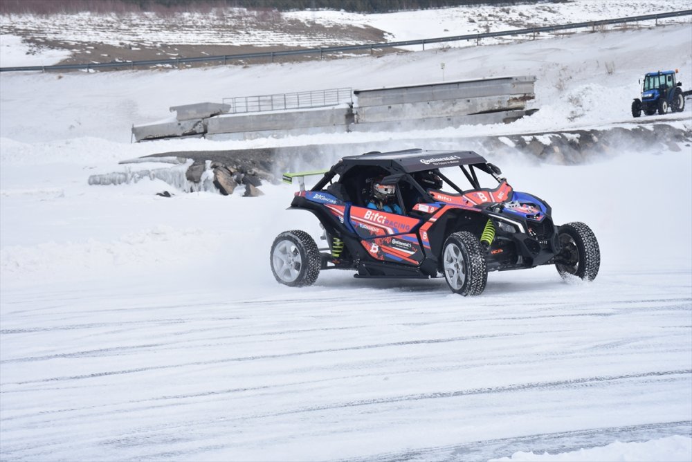 Buzda nasıl araba sürülür? Çıldır Gölünde sürücüler eğitim aldı