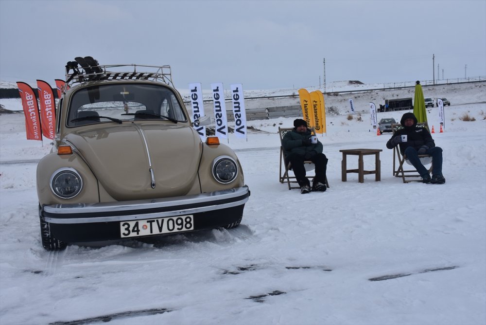 Buzda nasıl araba sürülür? Çıldır Gölünde sürücüler eğitim aldı