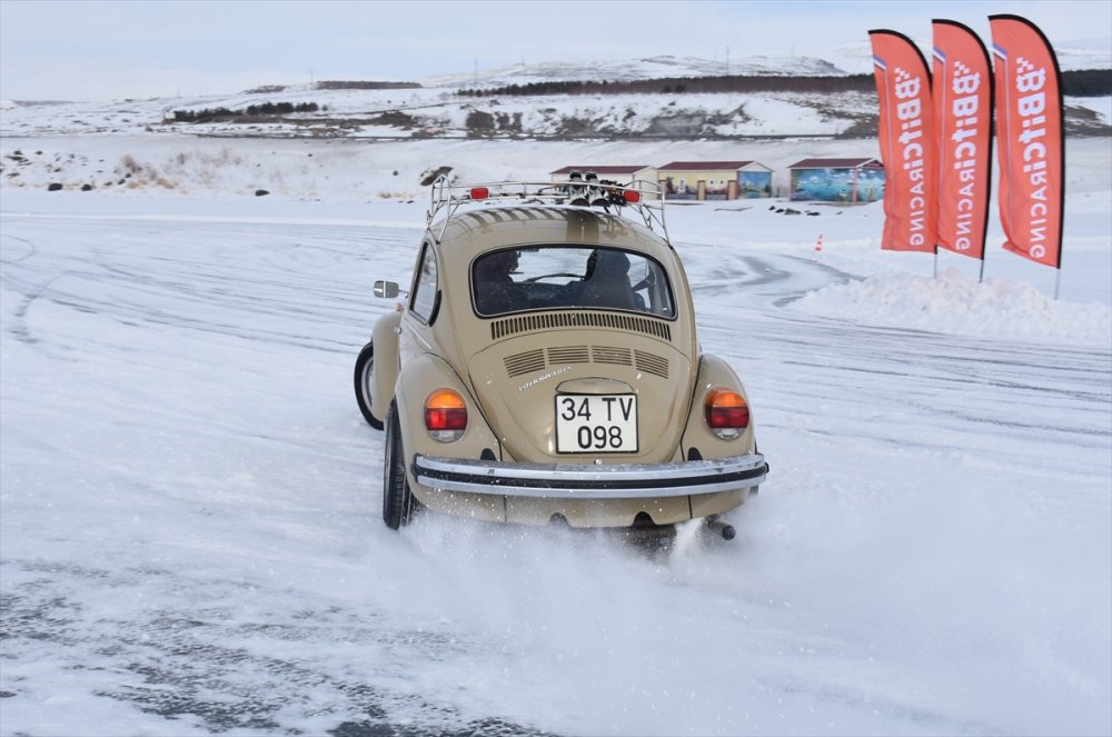 Buzda nasıl araba sürülür? Çıldır Gölünde sürücüler eğitim aldı