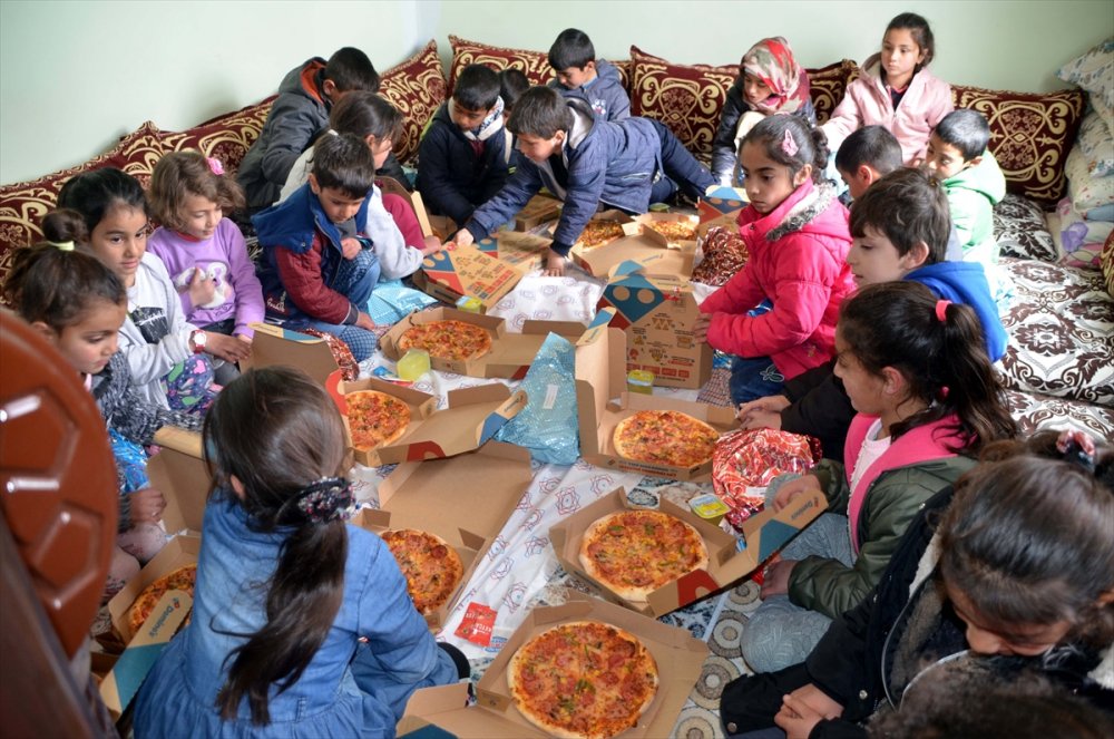 Muş'taki ihtiyaç sahibi çocuklar "elden ele" yardımlarla mutlu oluyor
