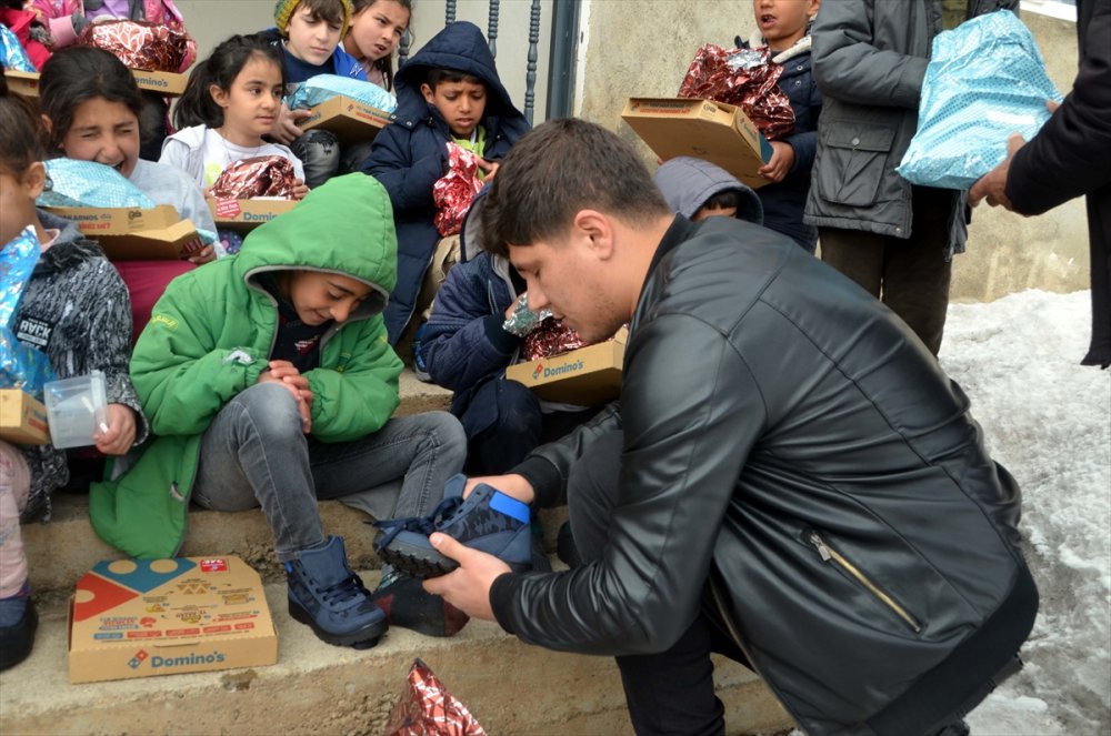 Muş'taki ihtiyaç sahibi çocuklar "elden ele" yardımlarla mutlu oluyor