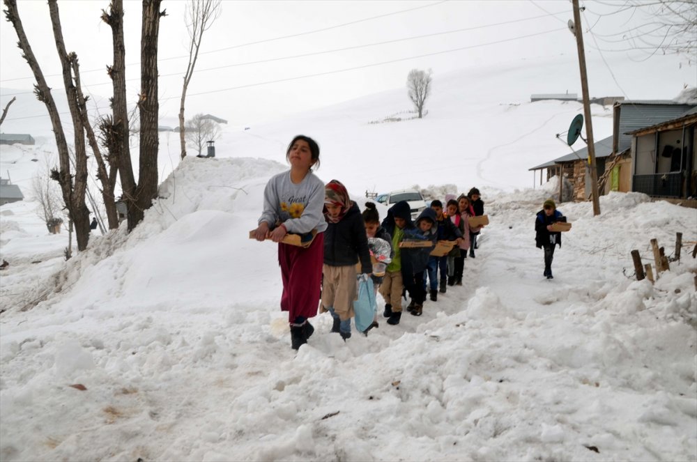 Muş'taki ihtiyaç sahibi çocuklar "elden ele" yardımlarla mutlu oluyor