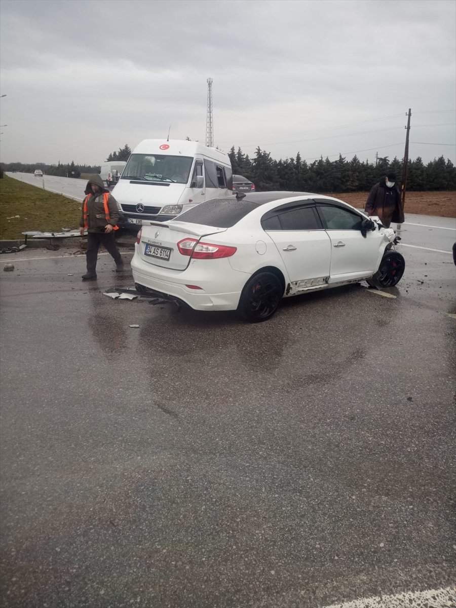 Kırklareli'nde işçi servisi ile otomobilin çarpıştığı kazada 6 kişi yaralandı