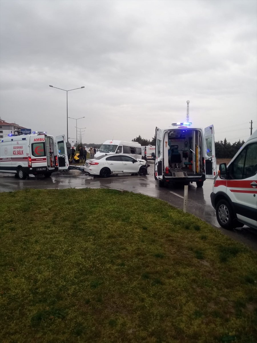 Kırklareli'nde işçi servisi ile otomobilin çarpıştığı kazada 6 kişi yaralandı