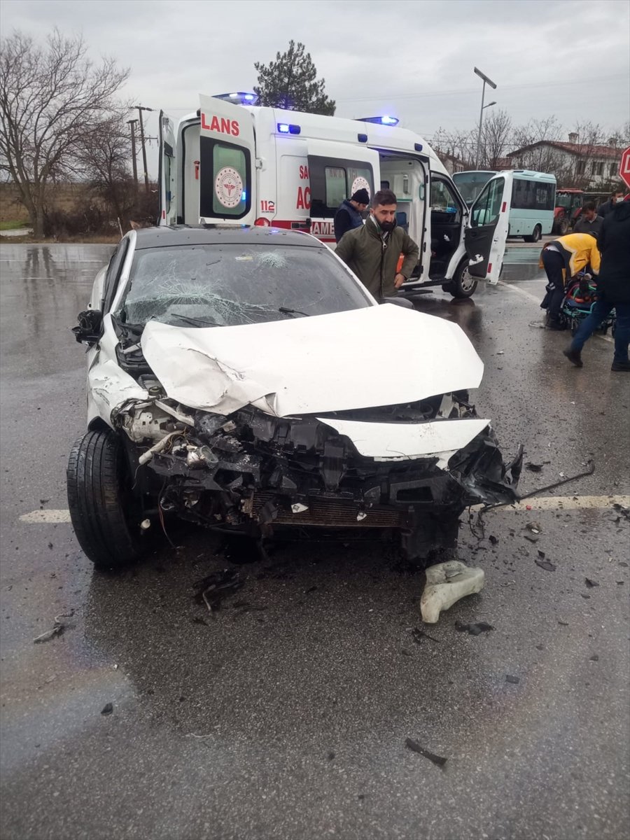 Kırklareli'nde işçi servisi ile otomobilin çarpıştığı kazada 6 kişi yaralandı