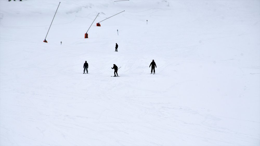Yıldız Dağı'nda kar kalınlığı 135 santimetreye ulaştı