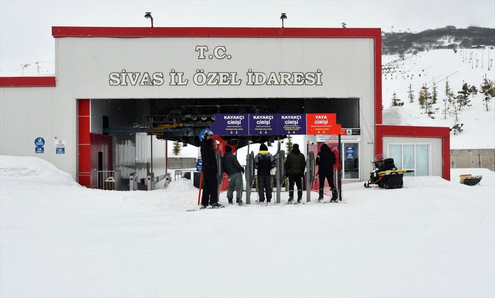 Yıldız Dağı'nda kar kalınlığı 135 santimetreye ulaştı