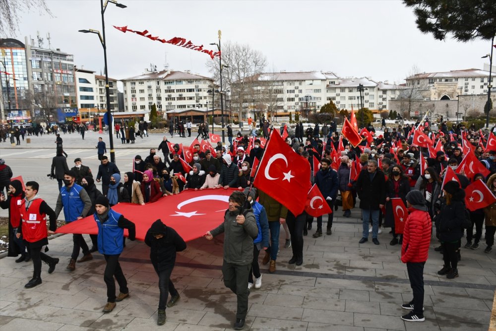 Sivas'ta vatandaşlar şehitlere saygı için yürüdü