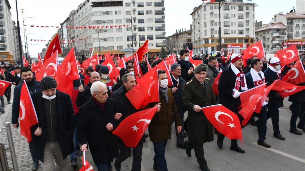 Sivas'ta vatandaşlar şehitlere saygı için yürüdü