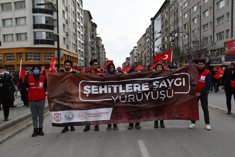 Sivas'ta vatandaşlar şehitlere saygı için yürüdü