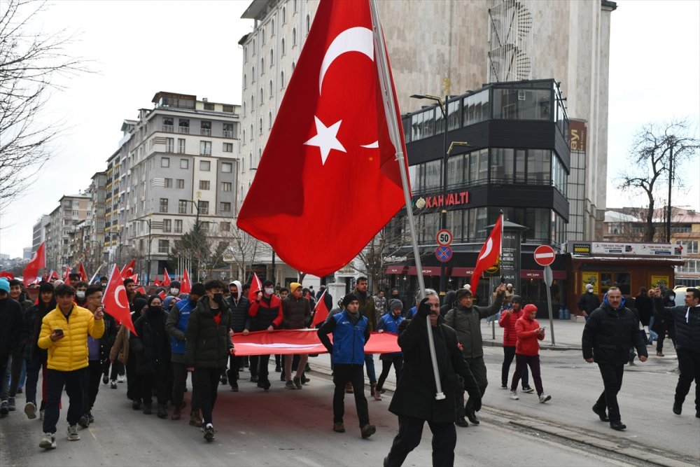 Sivas'ta vatandaşlar şehitlere saygı için yürüdü