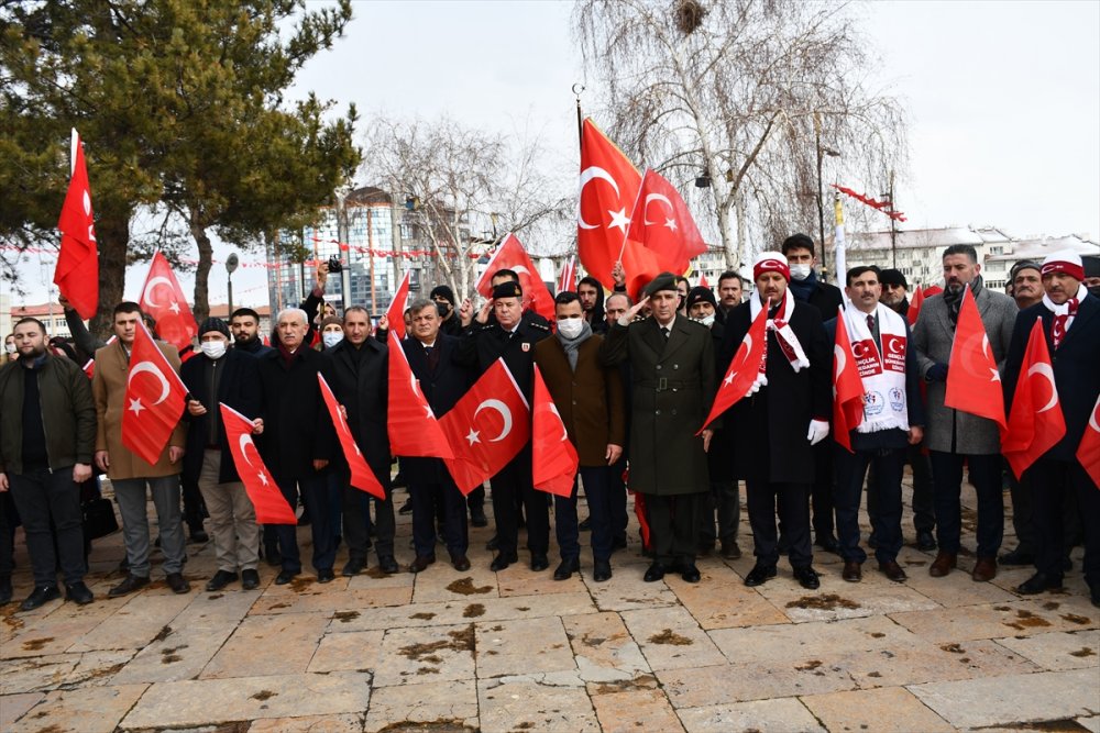 Sivas'ta vatandaşlar şehitlere saygı için yürüdü