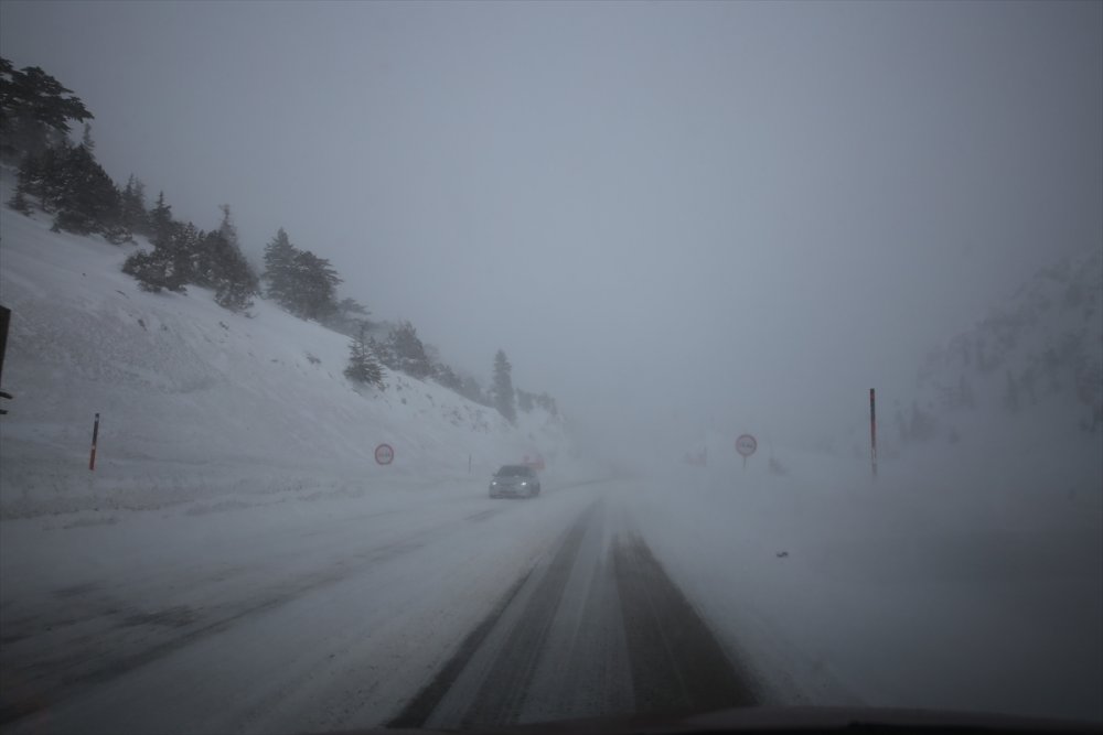 Antalya-Konya kara yolu kar nedeniyle tır geçişlerine kapatıldı