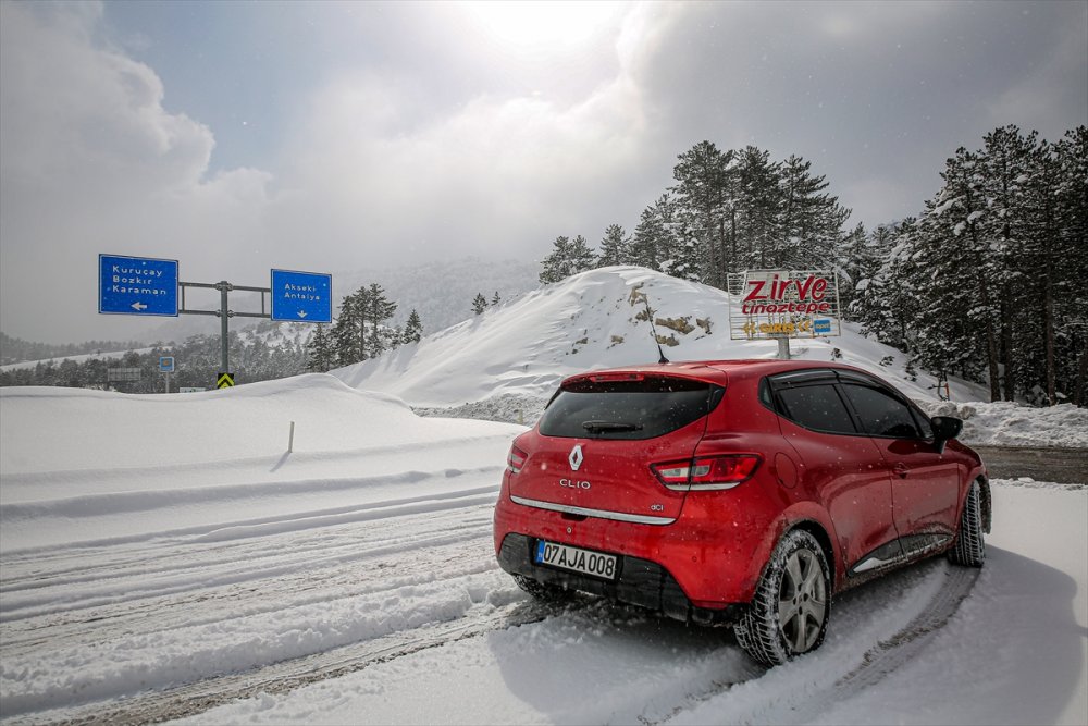 Antalya-Konya kara yolu kar nedeniyle tır geçişlerine kapatıldı