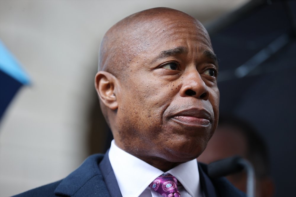 New York Belediye Başkanı Adams, Ukrayna için bayrak çekme törenine katıldı